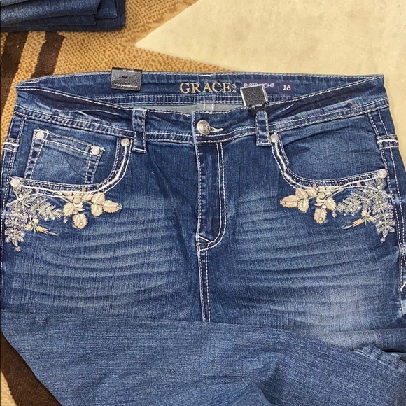 Plus sized Women’s Grace in LA jeans - Picture 3 of 3